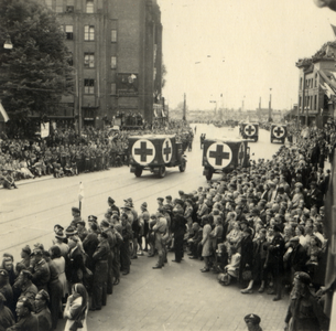 600838 Afbeelding van Rode Kruis legervoertuigen tijdens de Memorial D-Day Parade van de 3rd Canadian Infantry Division ...